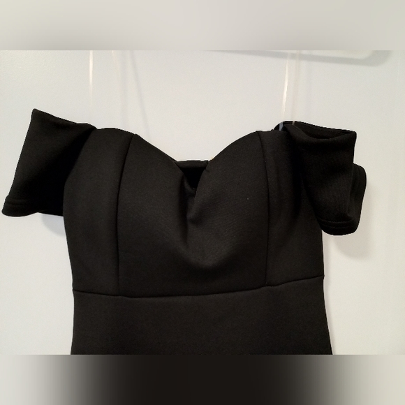 NWOT Sexy Sleek Black Satiny Zip Up Body Con Dress with off the shoulder sleeves - Picture 2 of 5